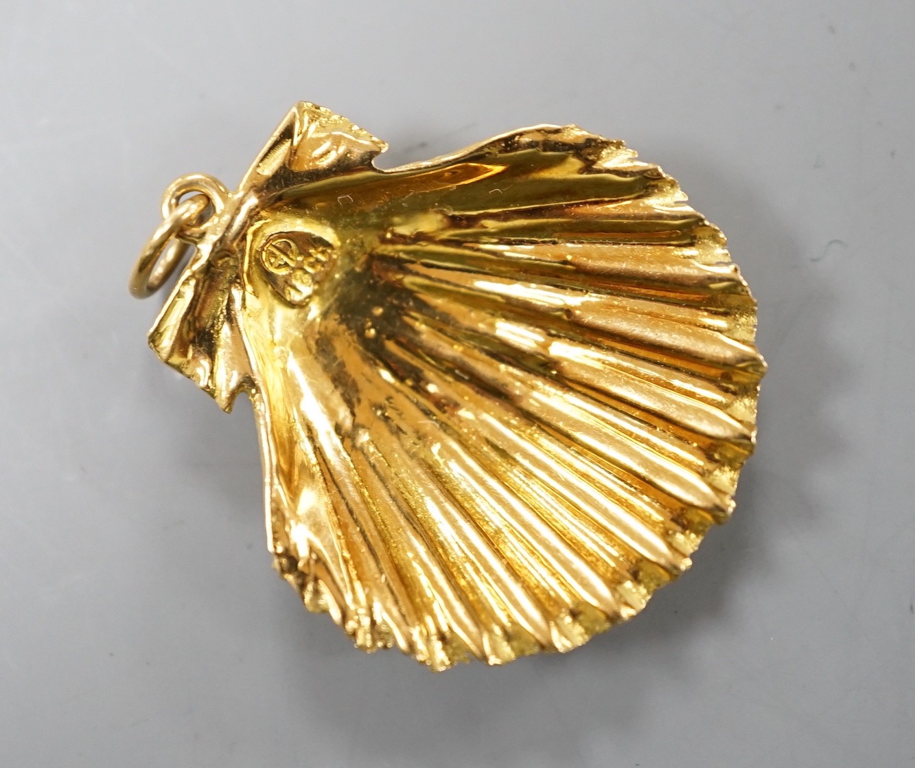 An Astwood Dickinson 18ct scallop shell pendant, 28mm, 6.2 grams.